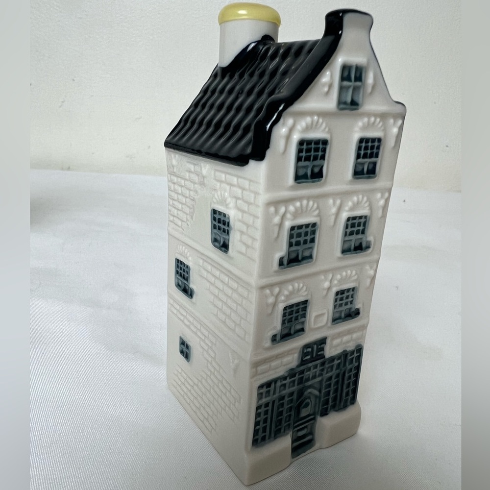 KLM # 28 - Picture 4 of 4